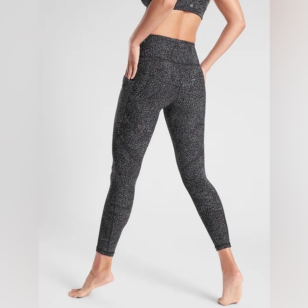 ATHLETA SALUTATION STASH POCKET RAINWATER TIGHT SIZE MEDIUM